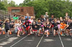Students take off at the start of the RoxEl Run on June 4, 2016.