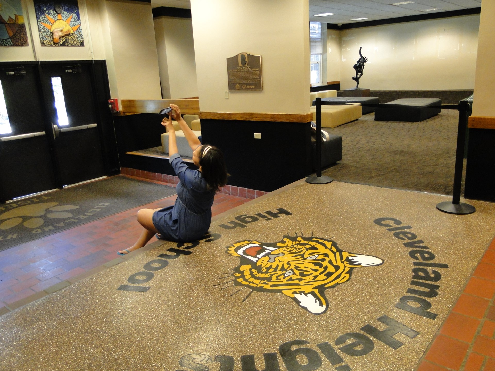 Alumnus Tiffany Artis, &#39;96, takes a photo with the Heights Tiger.